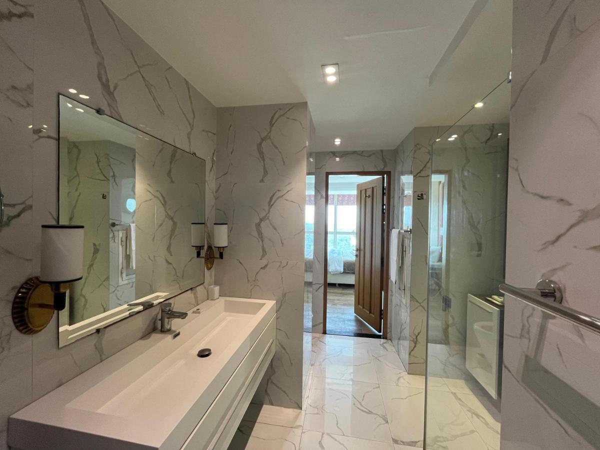 Apartment with Mountain View