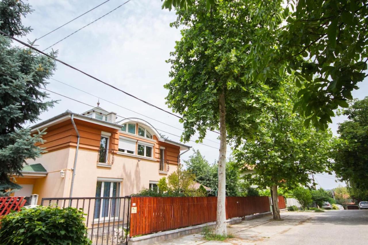 Villa Suburbia Budapest - Pool - Hot Tub - BBQ - Parking - B&B Budapest