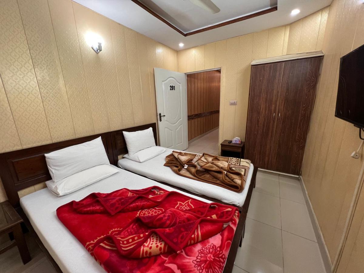 Tweepersoonskamer met 2 Aparte Bedden en Badkamer