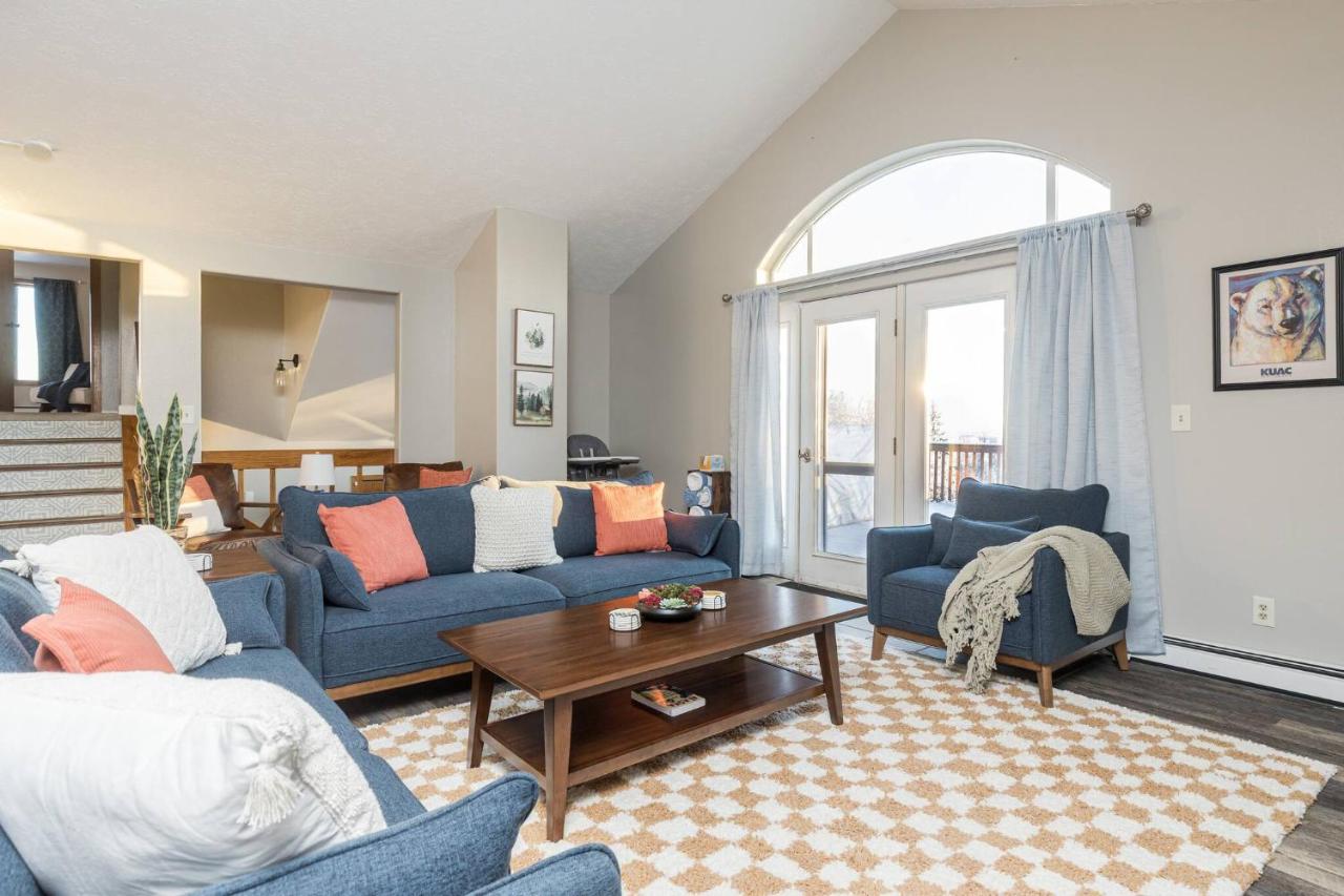 Group Escape: 6BR Hot Tub, Sauna, Game Rm & Garage - B&B Fairbanks