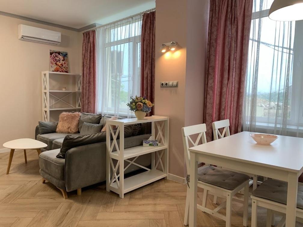 Розкішна квартира в сучасному житловому комплексі - Bed and Breakfast Kyiv