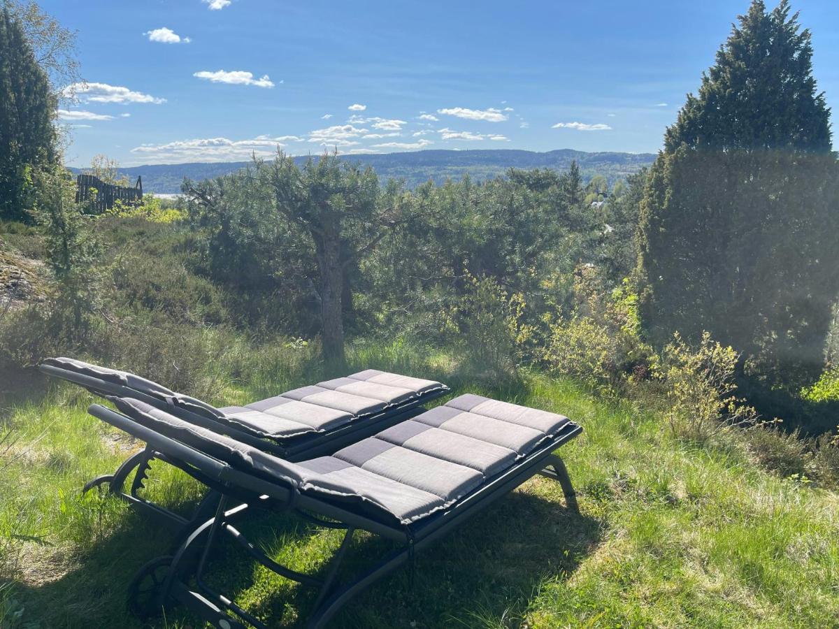 Family Cabin With Fjord Views In Drøbak Heights - Chambres d'hôtes Drøbak