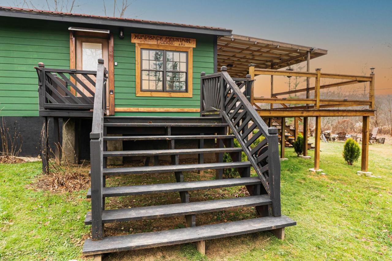 Hot Tub, Private 3 Bed Lodge, 1 mile from Blue Ridge Parkway, Giant Jenga, Families Welcome! - Chambres d'hôtes Spruce Pine