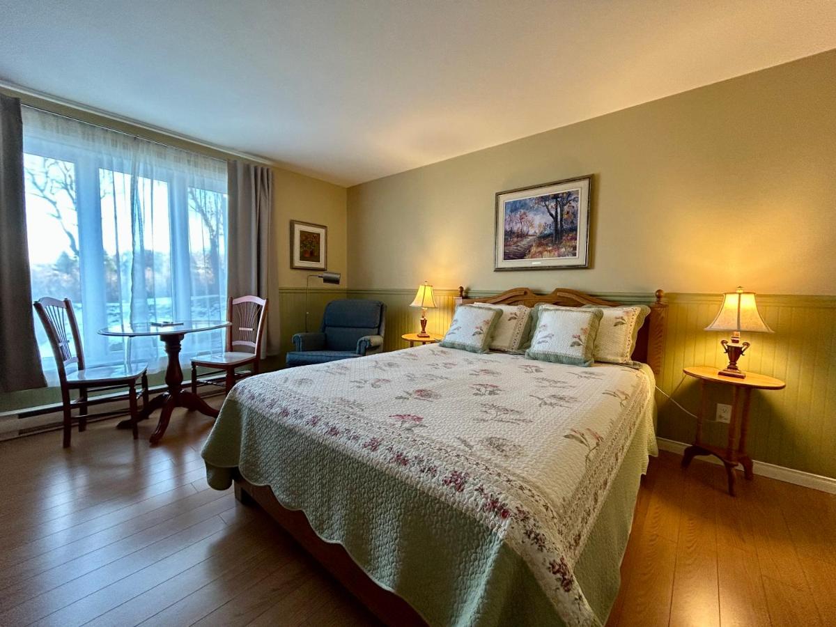 Deluxe Double Room with Side Sea View