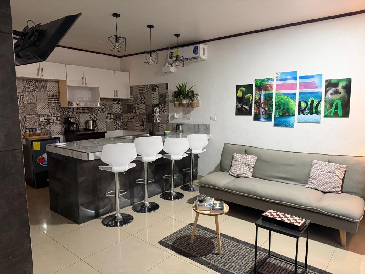Casa Bosque GuestHouse & Car Rental - Free SJO Airport Shuttle - Chambres d'hôtes Desamparados