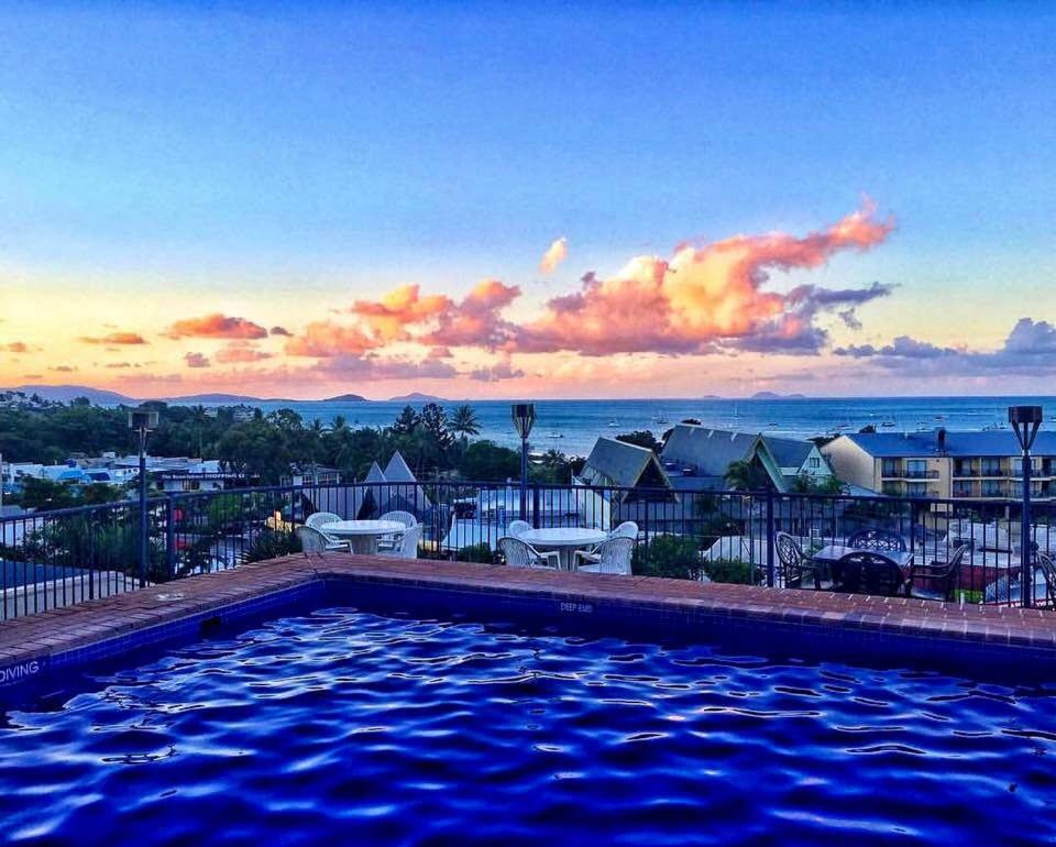 OCEAN VIEWS 16 pool & Spa Wi-FI - B&B Airlie Beach