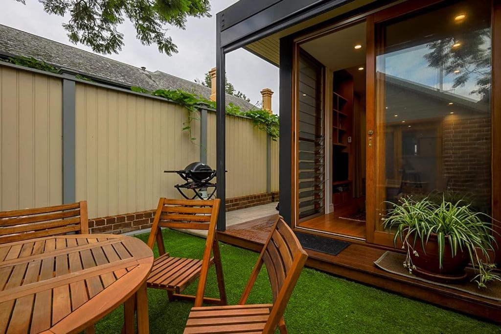 Charming 3-Bedroom Terrace in the Heart of Glebe - Chambres d'hôtes Sydney