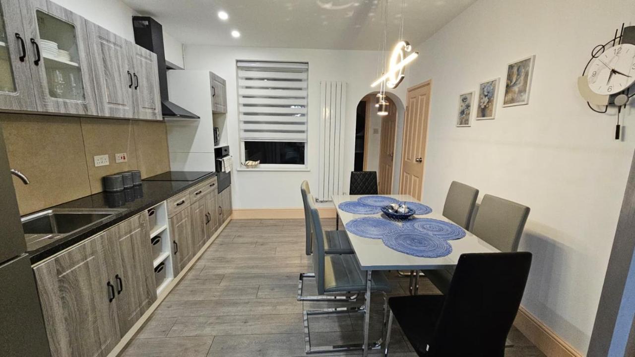 Jasmin's House, 3 bedrooms, 2 bathrooms - Chambres d'hôtes Northampton