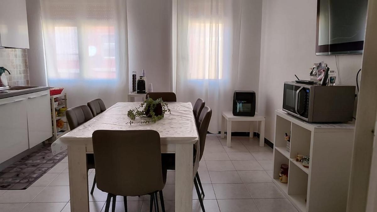 Natural light everywhere 2 bedrooms kitchen and living room - B&B Pirri