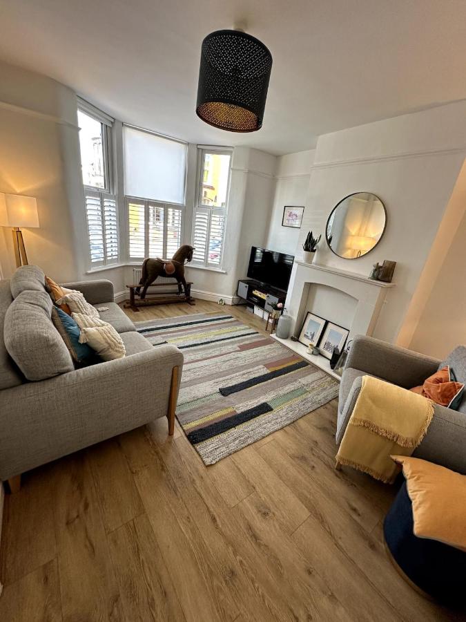 Cosy Victorian 2 bed - Nr Penny Lane with parking - B&B Liverpool