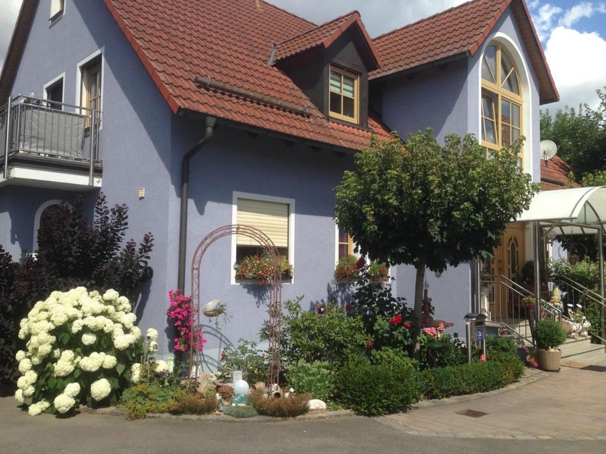 B&B Pirk - Ferienwohnungen Stahl - Bed and Breakfast Pirk