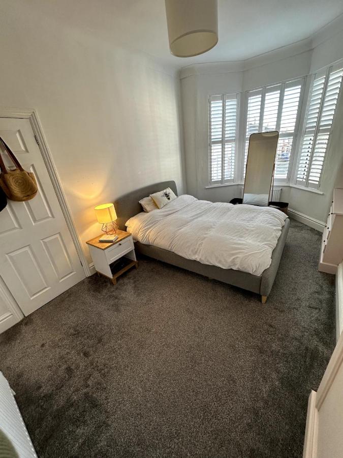 Cosy Victorian 2 bed - Nr Penny Lane with parking - B&B Liverpool