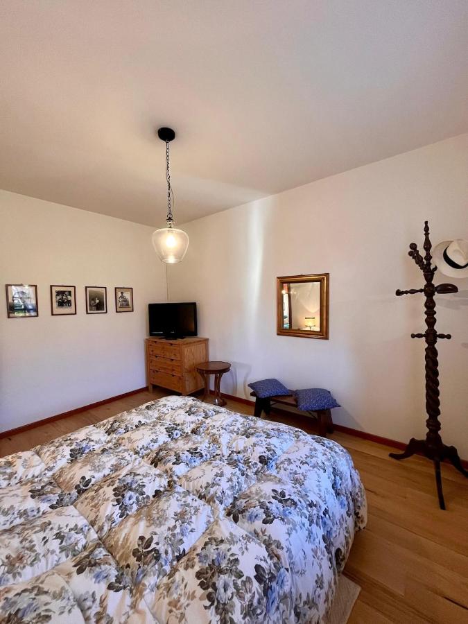 Villa rossa con portico e giardino - B&B Cremeno