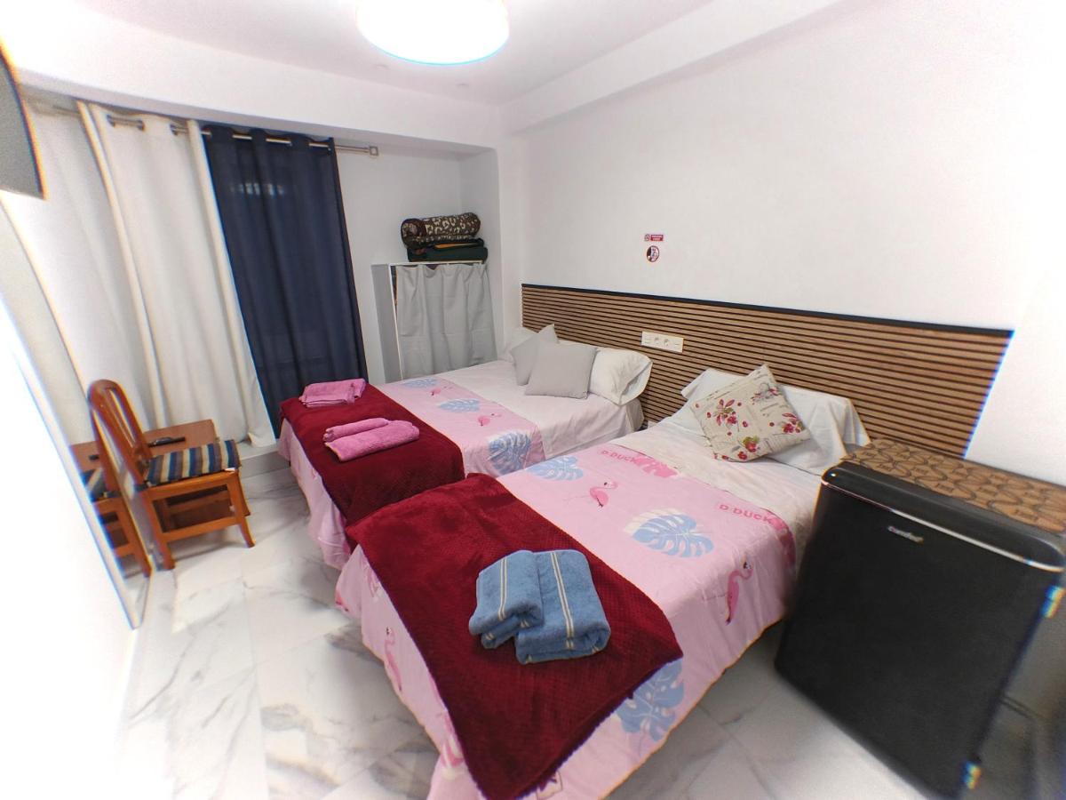 Deze driepersoonskamer heeft een gedeelde badkamer.