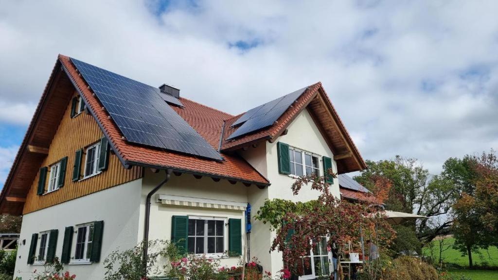 Souterrain Apartment mit Gartenblick - Chambres d’hôtes Lachen