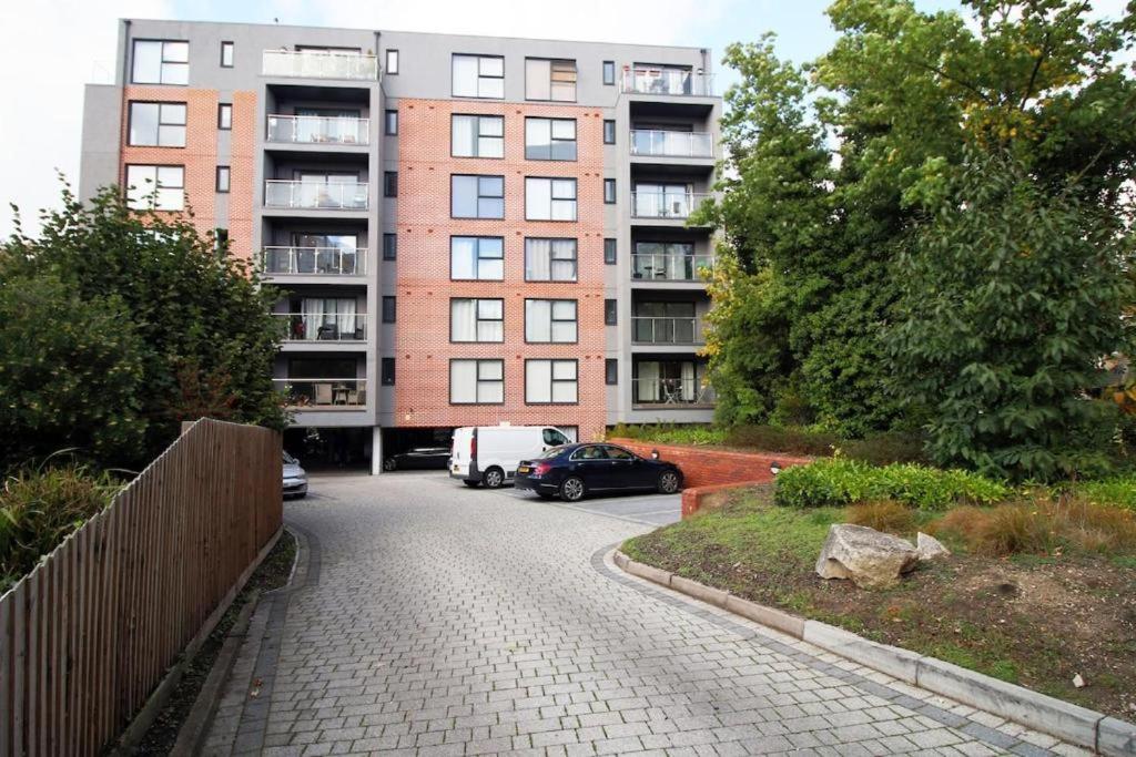 MODERN BOURNEMOUTH BEACH APARTMENT- SLEEPS 6 - PRIVATE GARDEN, ULTRAFAST Wifi, PRIVATE PARKING SPACE, FLAT SCREEN TV, 1 MINUTE WALK FROM BARS & RESTUARANTS - Ferienwohnung Bournemouth