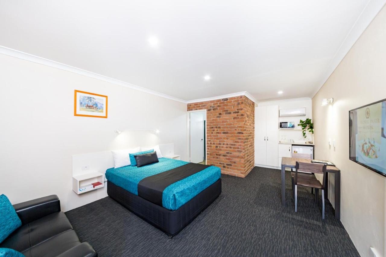 Habitación con cama extragrande.