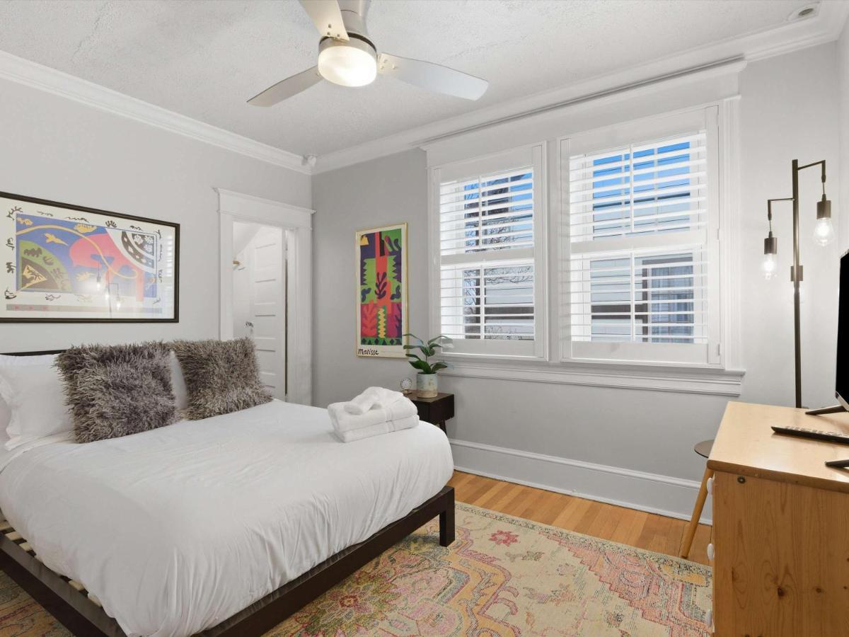 Charming 4BR Bungalow - Steps to Clarendon METRO - Bed and Breakfast Arlington