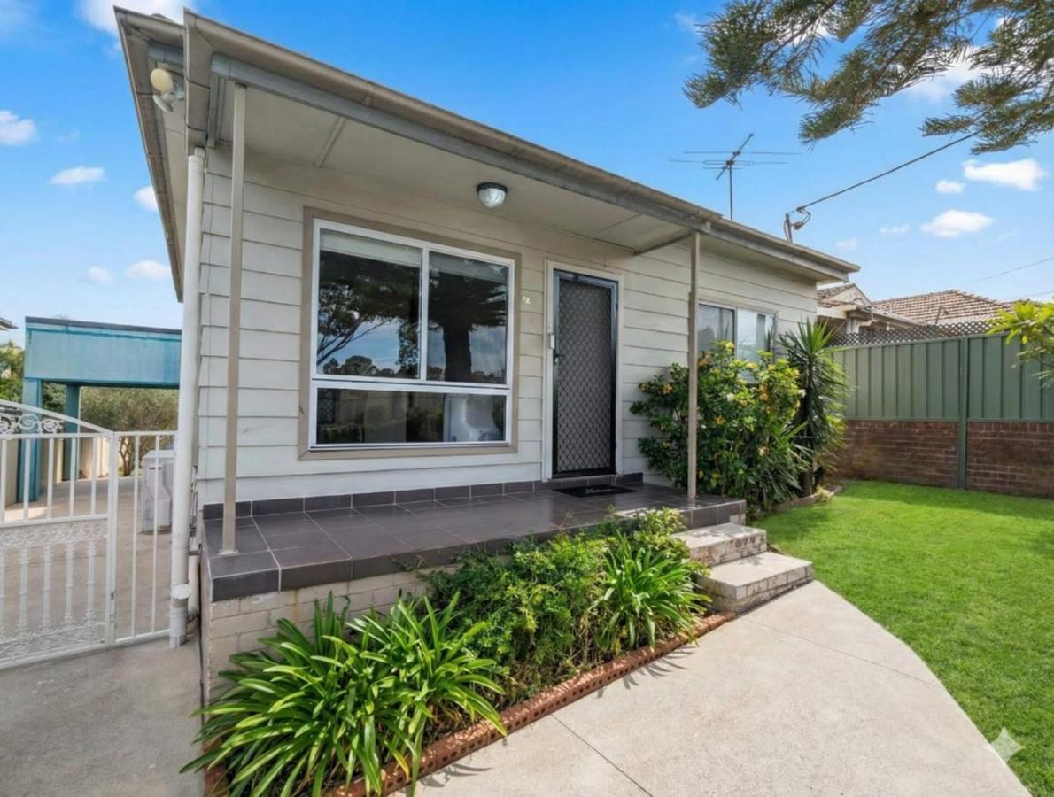 Huge 3Bed House and Backyard & 4 Car Park spaces and Near Parramatta - B&B Wentworthville