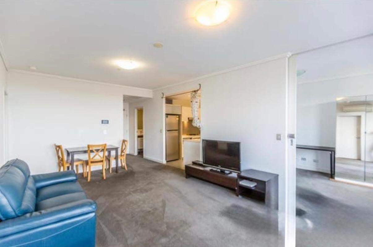 Private room with shared washroom only in 3bhk apartment - B&B Sydney