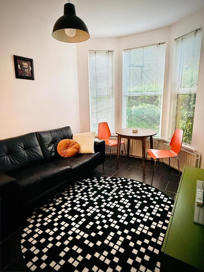 The Duff 1 Bed Flat Walk to Marina Shops and Train - B&B Bangor