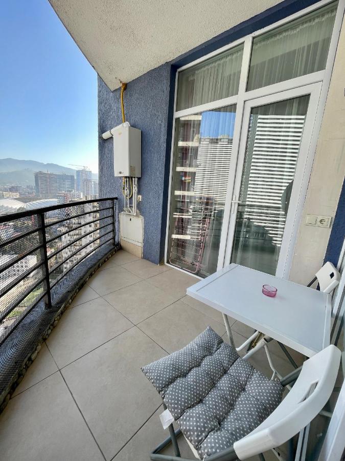 Трехкомнатная квартира у моря Best in Batumi 8 - Chambres d'hôtes Batoumi