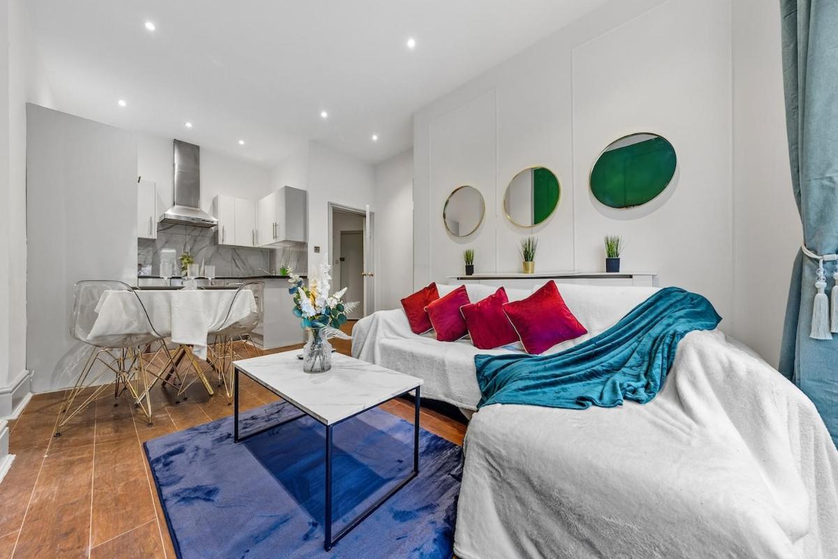Stylish 2 Bed Kensington Escape Balcony & Netflix, Near Harrods and Station - B&B London