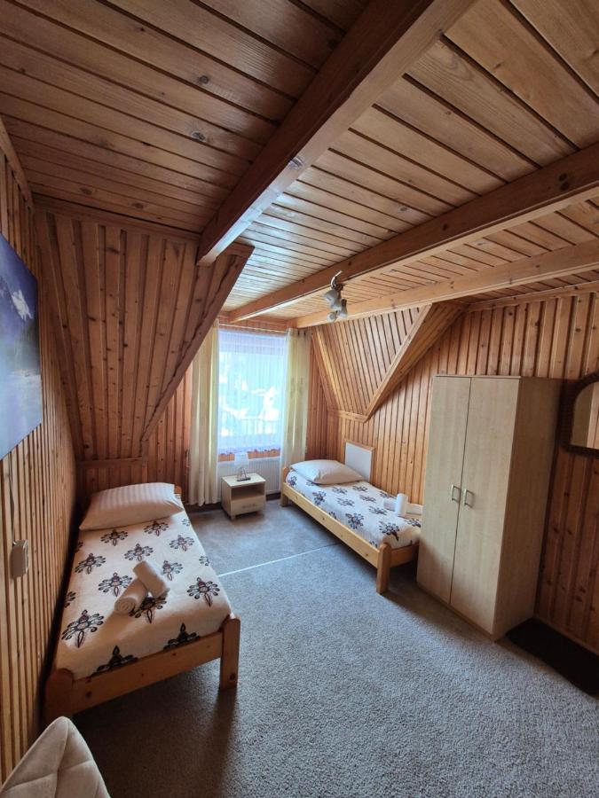 Tweepersoonskamer met 2 Aparte Bedden en Badkamer