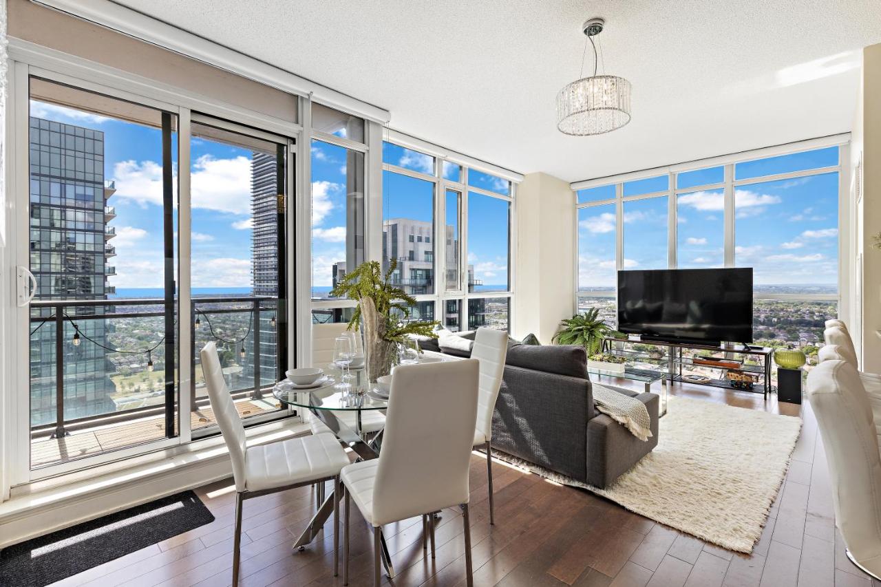 Ultra Luxurious 2.5 Bedroom 2 Full Bathroom 1 Parking Condo Near SQ1 Striking Views - Chambres d'hôtes Mississauga