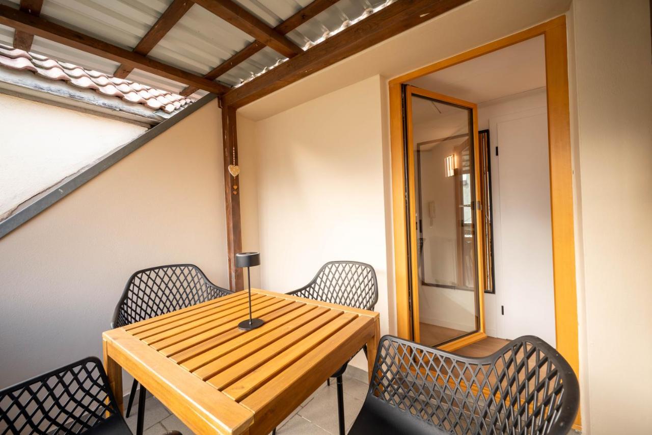 Malu Rooms - im Zentrum, Balkon, 24h Checkin, Waschmaschine, SmartTv, am Schloss, Saniert und modern - B&B Ludwigsburg