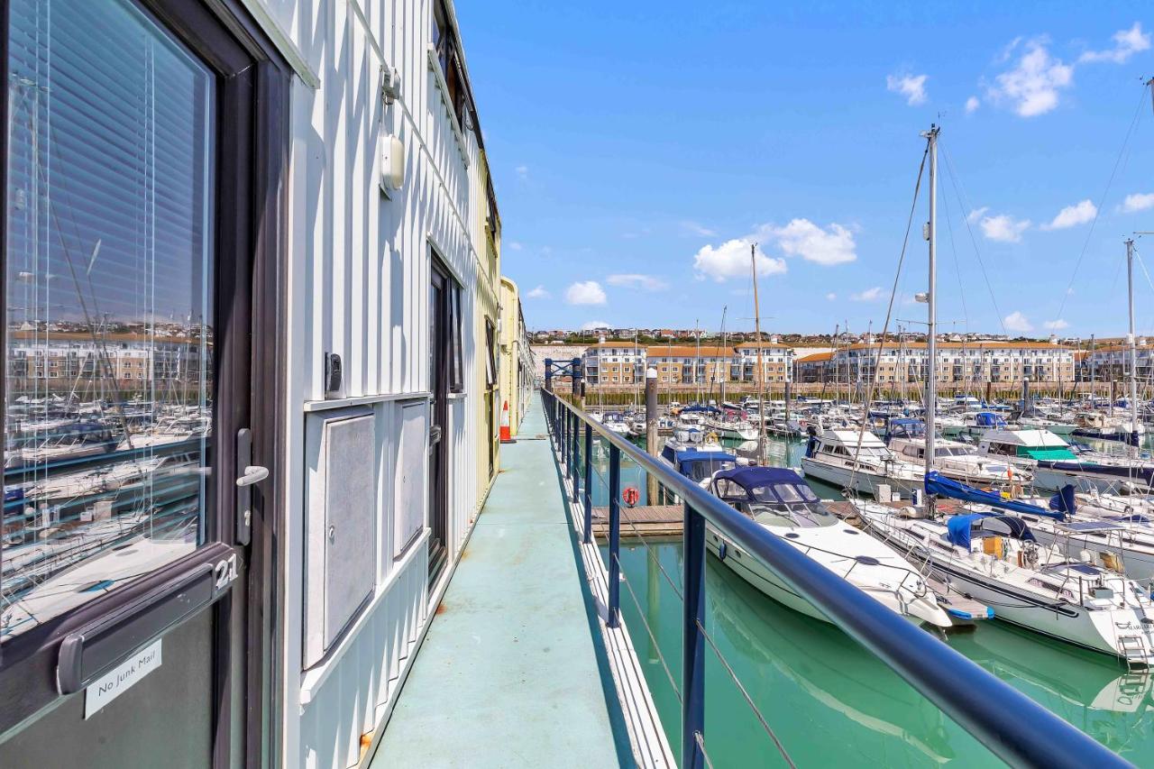 On the Water 3 with Free Parking By My Getaways - Bed and Breakfast Brighton