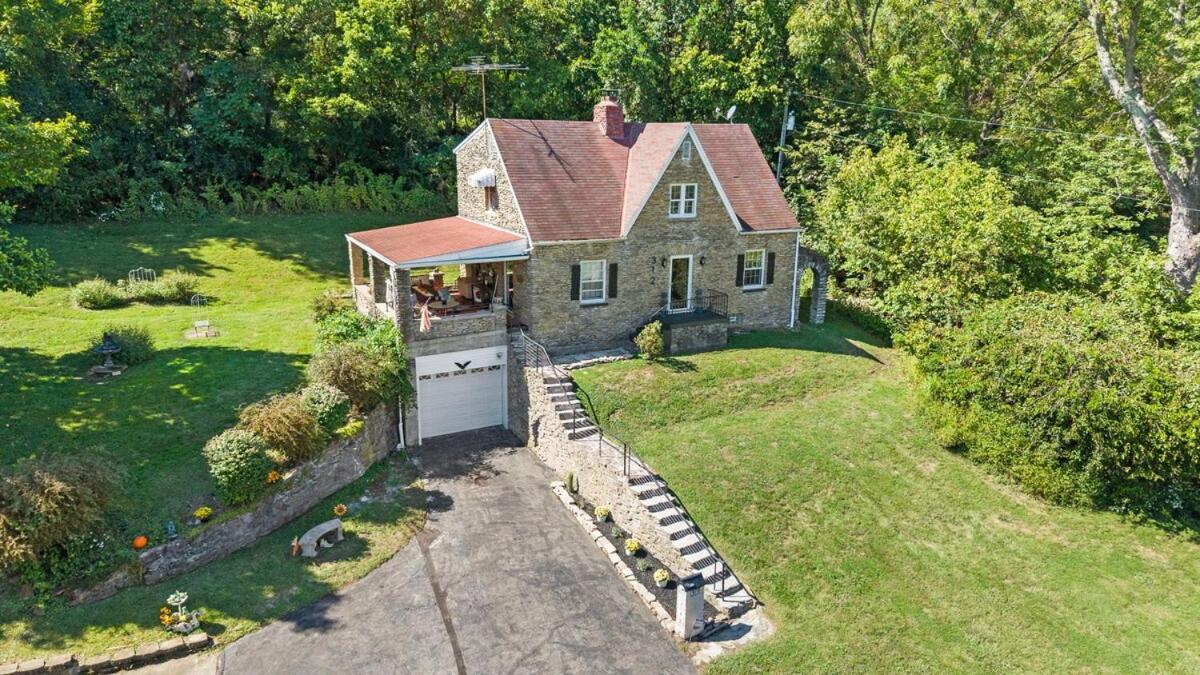 RIVERSIDE STORYBOOK COTTAGE sleeps 8-10 - B&B Aurora