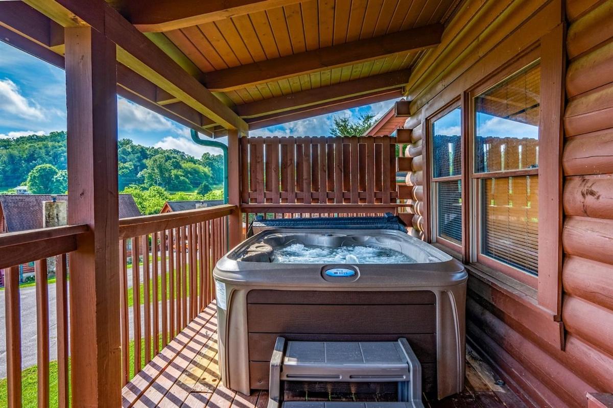Free Dollywood Tickets, 2BR Cabin, Hot Tub, Arcade, Dog Friendly, Great Location - Chambres d’hôtes Sevierville