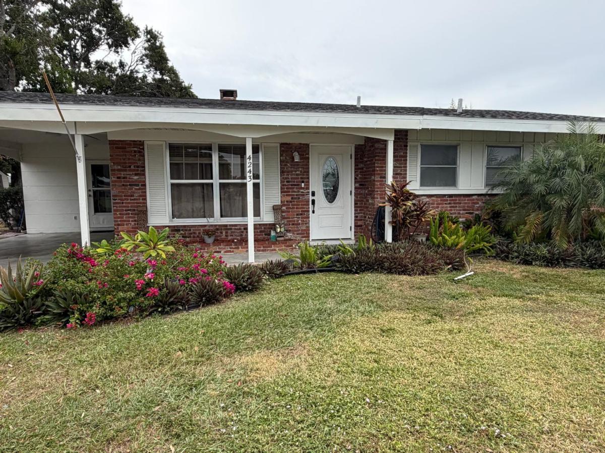 Cozy SRQ Cottage - B&B Sarasota