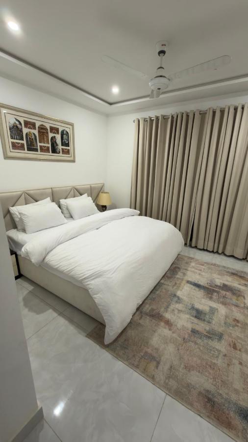 Scenic Haven Corner View In Gulberg - Bed and Breakfast Lahore