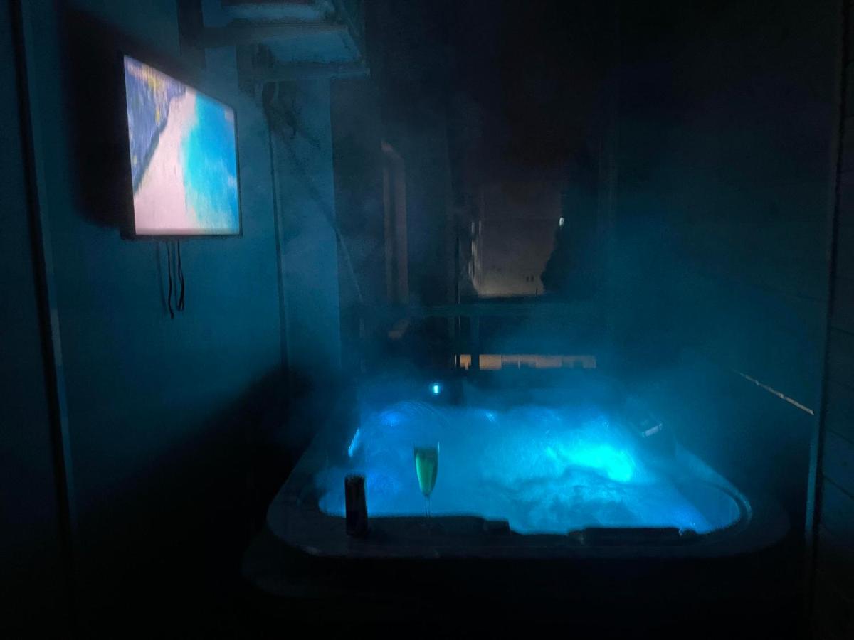 Carol Residence Penthouse -outside jacuzzi and barbeque- 10 min to the Christmas Market - Chambres d'hôtes Craiova
