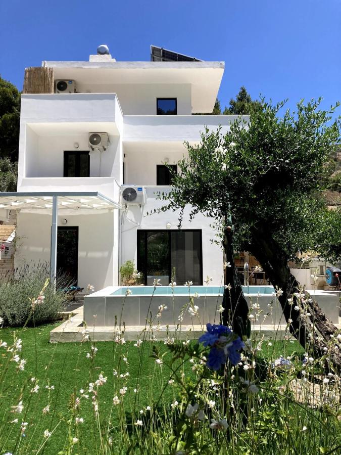 Villa 'Tην αιώνια φωτιά' with private pool & jacuzzi close to the beach - B&B Ayía Fotiá