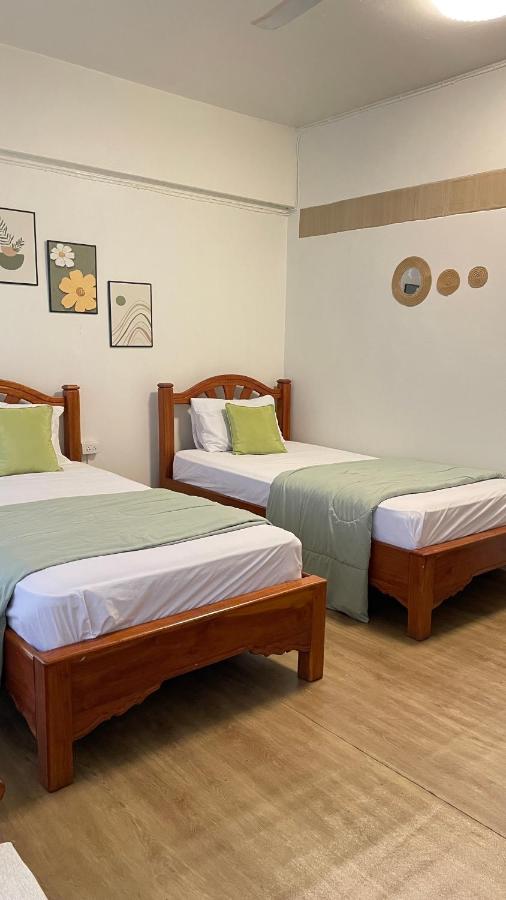 Tweepersoonskamer met 2 Aparte Bedden en een Terras