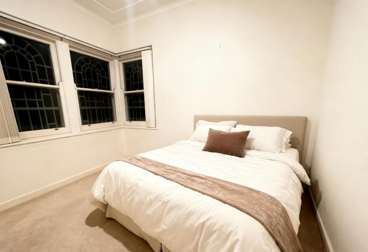 Camera Matrimoniale con Servizi Igienici in Comune