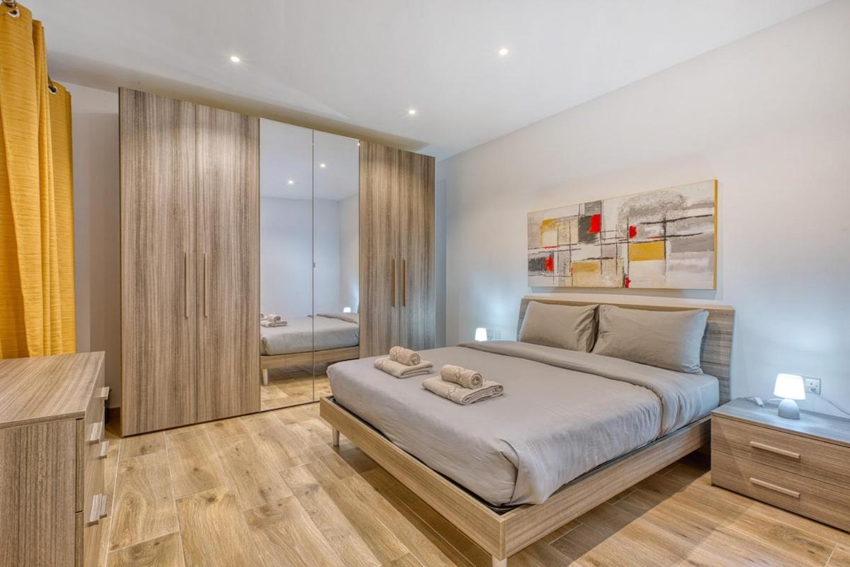 Modern 3 Bedroom Apartment in the Heart of Sliema - Chambres d'hôtes Sliema