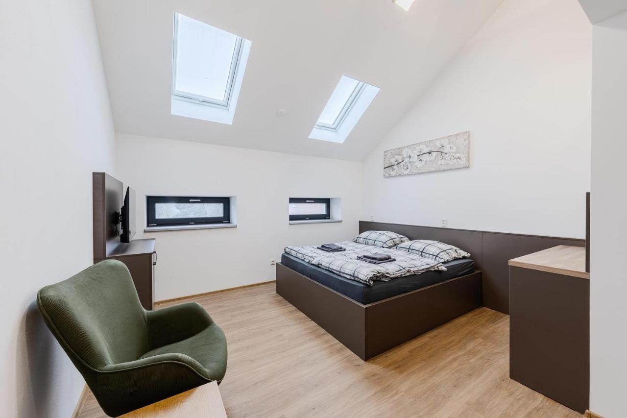 Zimmer mit Kingsize-Bett