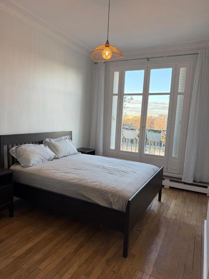 View on Eiffel Tower Seine and Main Monuments - B&B Parigi