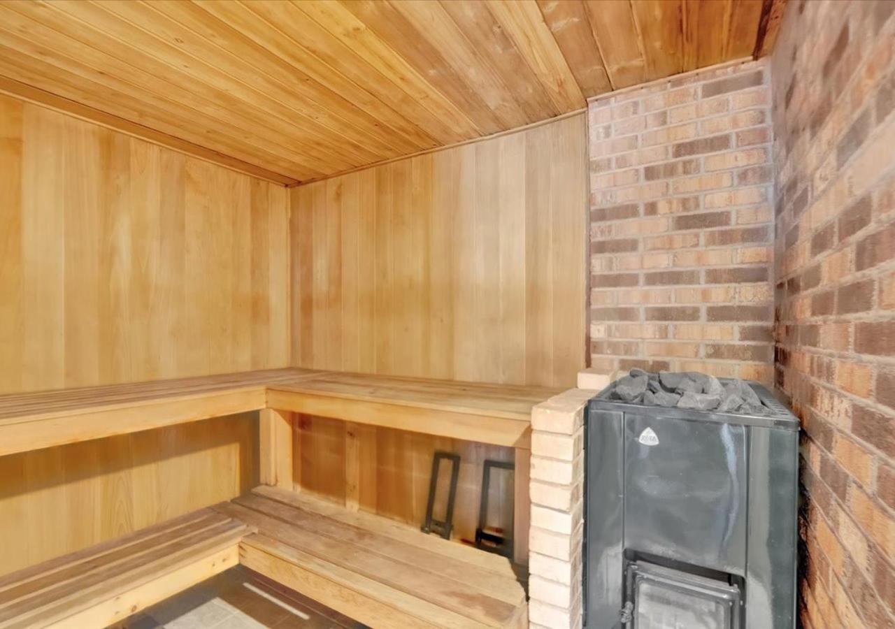 Summer Chalet I EV Charger Sauna I Hot Tub I Movie Room & Firepit I PET Friendly - Chambres d'hôtes Blakeslee