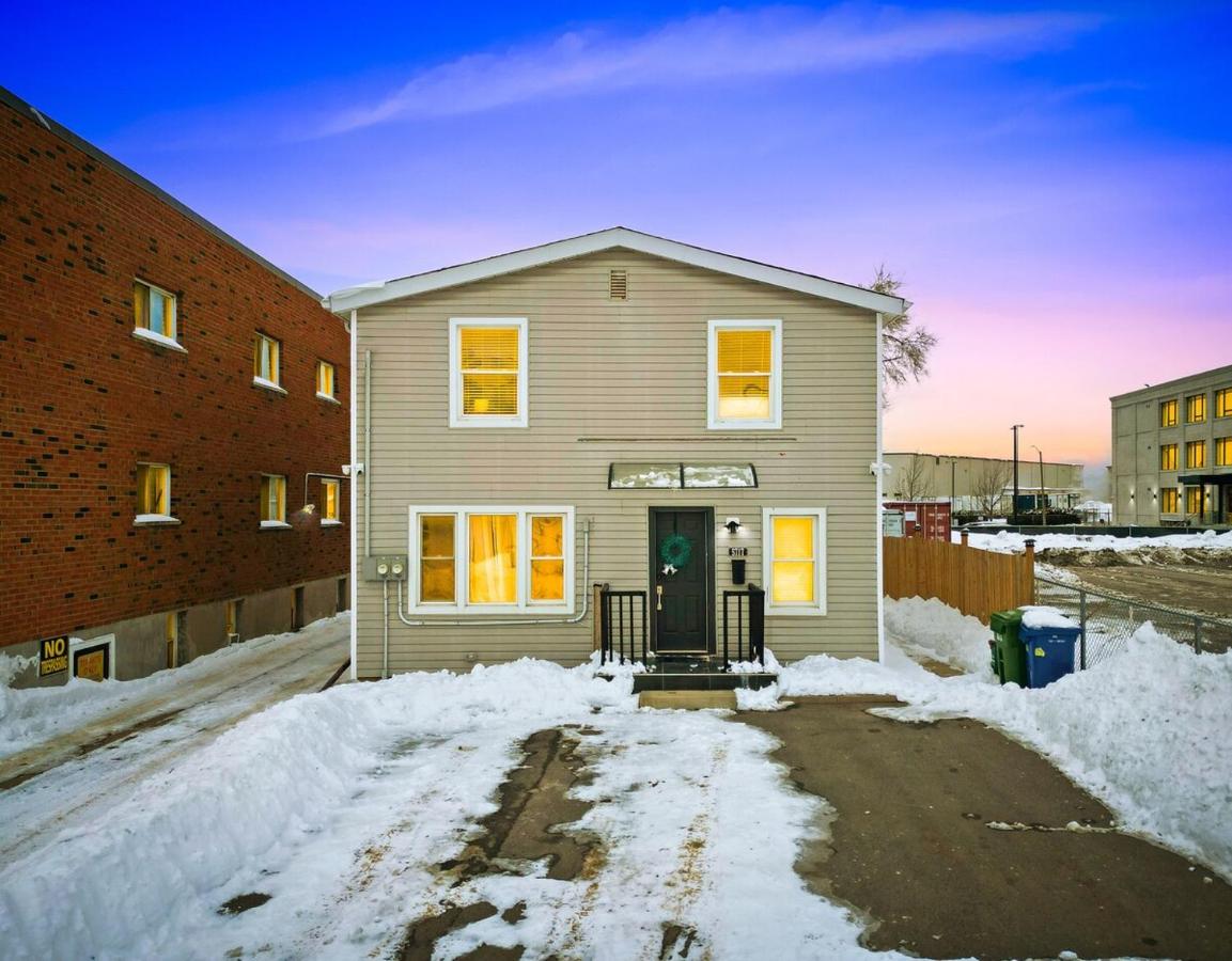 6BR Family Friendly Retreat, Separate Floors, 5 Minutes Walk to The Fallsview with Free Parking & Wine - Chambres d'hôtes Chutes Niagara