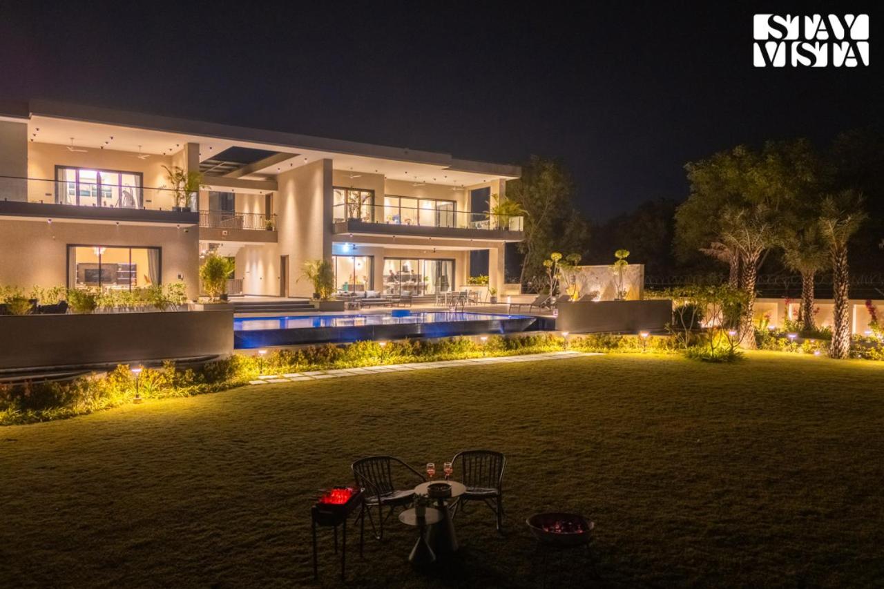 StayVista at HOB - House of Believer with Bonfire, Pool - B&B Kānota