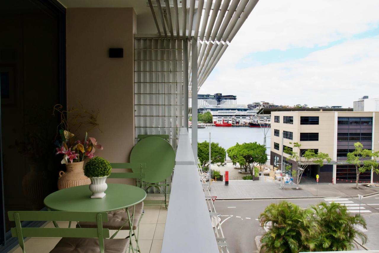 Modern Barangaroo Apartment with Waterfront Balcony Views - B&B Sydney