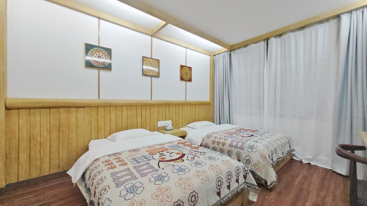 Tweepersoonskamer met 2 Aparte Bedden en Eigen Badkamer