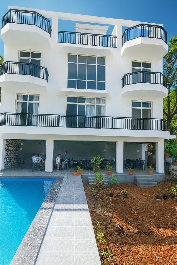 Hemgiri - Luxury 6BHK Private Pool Villa, Dam & Valley Views, Girivan Mulshi - Chambres d’hôtes Mulshi