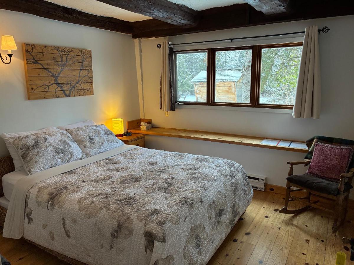 Habitación con cama grande y vistas al jardín