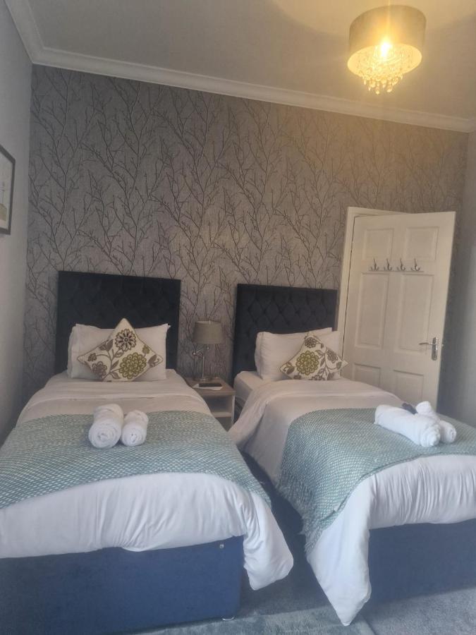 Tweepersoonskamer met 2 Aparte Bedden en Eigen Badkamer